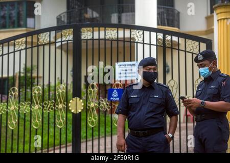 Kuala Lumpur, Malaysia. März 2021, 19th. Königliche malaysische Polizeibeamte stehen am Eingang der nordkoreanischen Botschaft in Kuala Lumpur auf Wache.nordkoreanische Mitarbeiter verließen die Botschaft des Landes in Bukit Damansara, Malaysia, nachdem Pjöngjang die diplomatischen Beziehungen zu Kuala Lumpur wegen der Auslieferung eines Staatsangehörigen der DVRK an die USA unterbrochen hatte. Vivian Lo/SOPA Images/ZUMA Wire/Alamy Live News Stockfoto