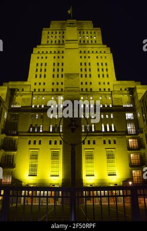 London, Großbritannien. 23rd. März 2021. Senatshaus in Gelb beleuchtet, um den nationalen Tag der Reflexion auf den ersten Jahrestag der ersten Coronavirus-Sperre in Großbritannien zu markieren. Stockfoto