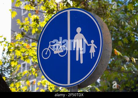 Fußgänger- und Fahrradweg-Schild in der Stadt. Schild mit Fahrradweg. Stockfoto