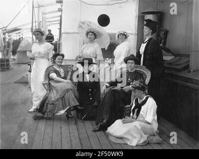 Kreuzfahrten der Hamburg-Amerika-Linie, um 1911/1913. Gruppenbild mit Kostüm junge Damen als Essen? MEST an Bord, auf dem Deck eines Hochsee-Passagierdampfers (Verdacht auf Cleveland), der Kreuzfahrten der Hamburg-Amerika-Linie aufstellt, um 1911/1913. Gruppenbild mit kostümierten jungen Damen bei einem Kostümfest an Bord, auf dem Deck eines Hochsee-Passagierdampfers (verdächtigt Cleveland) Stockfoto