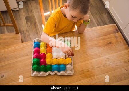 Buntes Puzzle aus mehrfarbigem Eiertablett Stockfoto