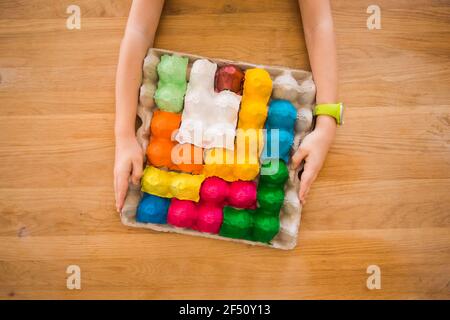 Buntes Puzzle aus mehrfarbigem Eiertablett Stockfoto