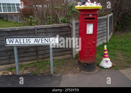 Rot, Briefkasten, Briefkasten, gehäkelt, Royal Mail, Wollmützen, Abdeckungen, handgestrickt, Säulenboxen, Lincoln City, Meerestiere, Osterhasen, Blumen. Stockfoto