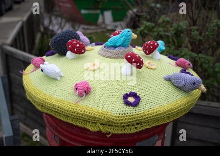 Rot, Briefkasten, Briefkasten, gehäkelt, Royal Mail, Wollmützen, Abdeckungen, handgestrickt, Säulenboxen, Lincoln City, Meerestiere, Osterhasen, Blumen. Stockfoto