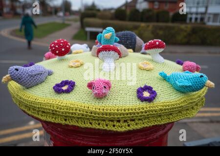 Rot, Briefkasten, Briefkasten, gehäkelt, Royal Mail, Wollmützen, Abdeckungen, handgestrickt, Säulenboxen, Lincoln City, Meerestiere, Osterhasen, Blumen. Stockfoto