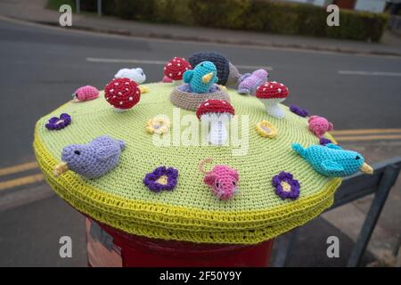 Rot, Briefkasten, Briefkasten, gehäkelt, Royal Mail, Wollmützen, Abdeckungen, handgestrickt, Säulenboxen, Lincoln City, Meerestiere, Osterhasen, Blumen. Stockfoto