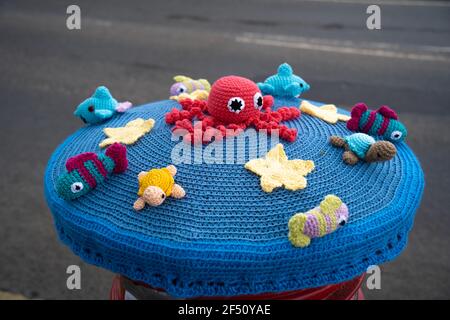 Rot, Briefkasten, Briefkasten, gehäkelt, Royal Mail, Wollmützen, Abdeckungen, handgestrickt, Säulenboxen, Lincoln City, Meerestiere, Osterhasen, Blumen. Stockfoto