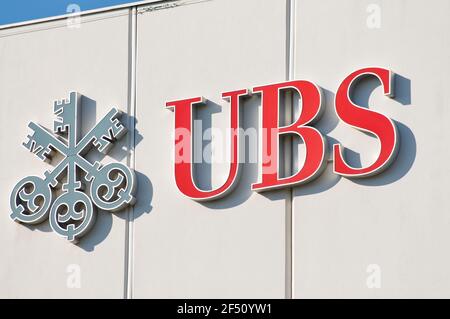 Morbio Inferiore, Tessin, Schweiz - 10th. März 2021 : UBS Bank Logo Schild an einer Gebäudefassade in Morbio Inferiore. Die UBS ist eine der Leadi Stockfoto