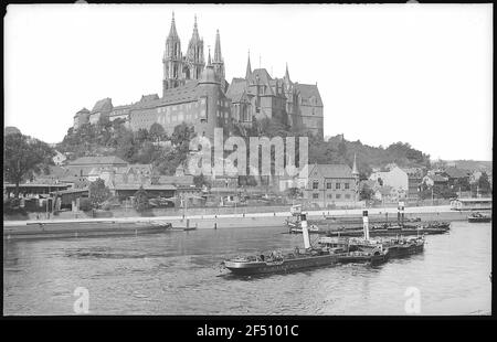 Meißen. Albrechtsburg und. Dom - Elbe mit Traktor Stockfoto