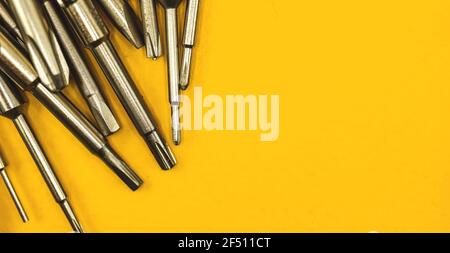 Nahaufnahme eines Schraubendrehers aus Metall mit austauschbaren Bits, Banner und Foto zum Kopieren Stockfoto