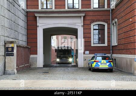 Ein Fangentransportbus verlässt die JVA Görlitz am 17,3.2021, Fangentransport, Bus, Grüne Minna, Rollendes Fangnis, Van Hool, Gefangenentran Stockfoto