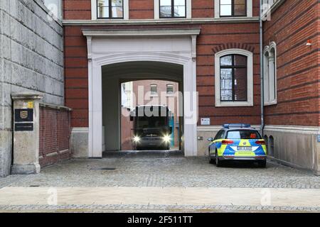 Ein Fangentransportbus verlässt die JVA Görlitz am 17,3.2021, Fangentransport, Bus, Grüne Minna, Rollendes Fangnis, Van Hool, Gefangenentran Stockfoto