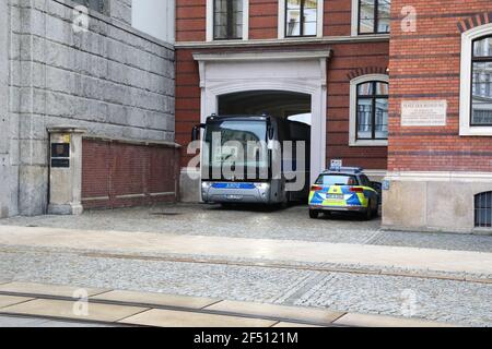 Ein Fangentransportbus verlässt die JVA Görlitz am 17,3.2021, Fangentransport, Bus, Grüne Minna, Rollendes Fangnis, Van Hool, Gefangenentran Stockfoto