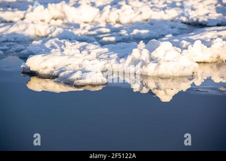 Ich schwebte den Fluss hinunter, frühe Zeichen des Frühlings Stockfoto