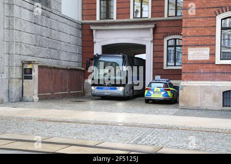 Ein Fangentransportbus verlässt die JVA Görlitz am 17,3.2021, Fangentransport, Bus, Grüne Minna, Rollendes Fangnis, Van Hool, Gefangenentran Stockfoto