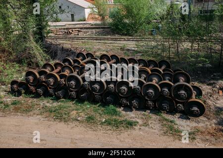 Alte rostige Zugräder in verlassenen Fabrik. Stockfoto