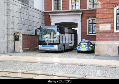 Ein Fangentransportbus verlässt die JVA Görlitz am 17,3.2021, Fangentransport, Bus, Grüne Minna, Rollendes Fangnis, Van Hool, Gefangenentran Stockfoto