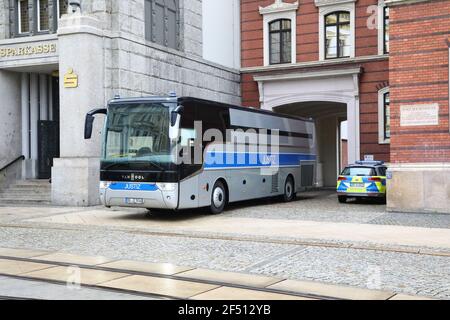 Ein Fangentransportbus verlässt die JVA Görlitz am 17,3.2021, Fangentransport, Bus, Grüne Minna, Rollendes Fangnis, Van Hool, Gefangenentran Stockfoto