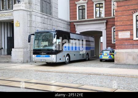 Ein Fangentransportbus verlässt die JVA Görlitz am 17,3.2021, Fangentransport, Bus, Grüne Minna, Rollendes Fangnis, Van Hool, Gefangenentran Stockfoto