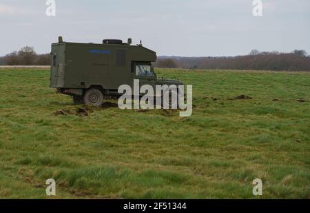 Eine britische Armee Defender 130 Battle Field Ambulance in Aktion bei einer militärischen Übung, Wiltshire UK Stockfoto