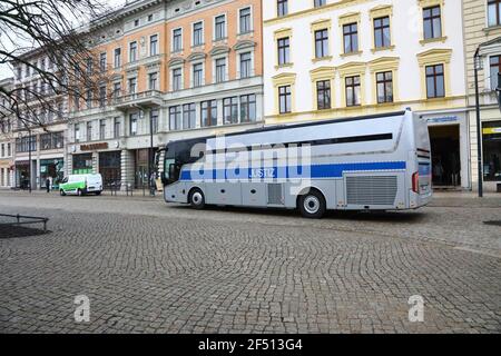 Ein Fangentransportbus verlässt die JVA Görlitz am 17,3.2021, Fangentransport, Bus, Grüne Minna, Rollendes Fangnis, Van Hool, Gefangenentran Stockfoto