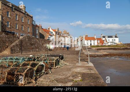 Ein sonniger Tag im Hafen von Cellardyke mit Waschanlagen am Hafen entlang der Hummer-Töpfe, Fife, Schottland. Stockfoto