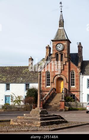 The Mercat Cross und Gifford Town Hall, Gifford, East Lothian, Schottland. Stockfoto