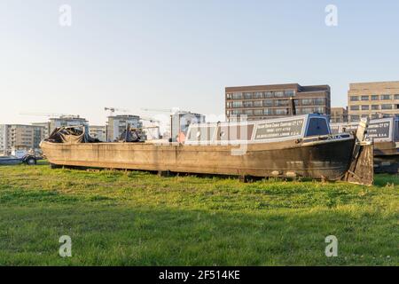 Ein Kanalboot außer Betrieb, Park in einer Werft, Grand Union Kanal trägt CO Ltd, London Dockland Stockfoto
