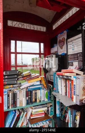 Eine britische öffentliche Telefonbox, die als Bibliothek genutzt wird, in Athelstaneford East Lothian Schottland. Stockfoto