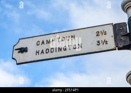 Ein alter Metallweg-Wegweiser in Athelstaneford, der in Richtung zeigt Camptoun und Haddington Stockfoto