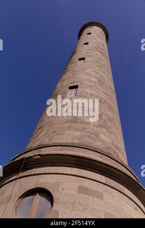 Blick auf den Leuchtturm von Maspalomas vor einem klaren blauen Himmel An einem sonnigen Tag Stockfoto