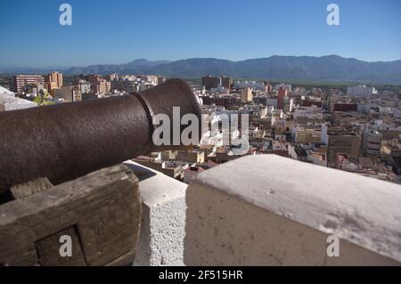 Bild von einem der Kanonen der Cullera Castle, eine Reihe von muslimischen militärischen Architektur, die in einer bergigen Gegend der Stadt Cullera befindet Stockfoto