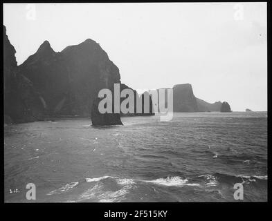 Island, Westmänner Inseln. Fahren Sie entlang der Vogelfelsküste. Blick von einem Hochsee-Passagierdampfer Stockfoto