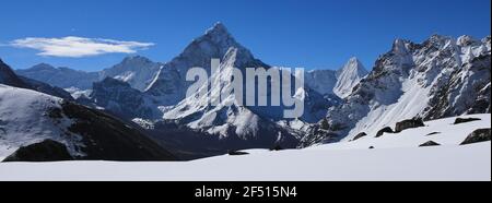 Mount Ama Dablam an einem Frühlingsmorgen. Stockfoto