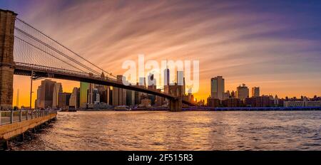 Zauberhafter Sonnenuntergang über der Brooklyn Bridge. Leere Brücke während der Sperre Stockfoto