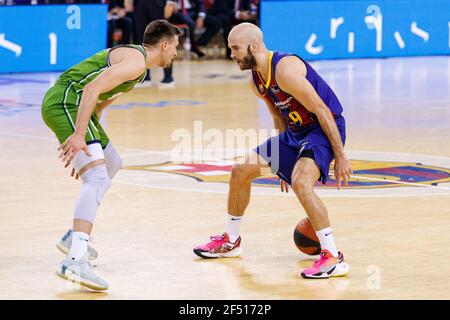 Nick Calathes vom FC Barcelona in Aktion beim Liga Endesa Spiel zwischen FC Barcelona und Movistar Estudiantes im Palau Blaugrana in Barcelona, Spanien. Stockfoto