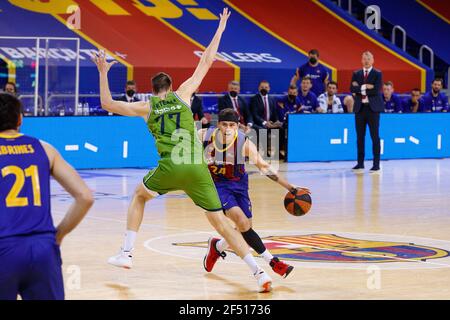 Kyle Kuric vom FC Barcelona in Aktion mit Victor Arteaga von Movistar Estudiantes während des Liga Endesa-Matches zwischen dem FC Barcelona und Movistar Estudiantes im Palau Blaugrana in Barcelona, Spanien. Stockfoto