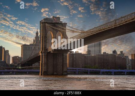 Zauberhafter Sonnenuntergang über der Brooklyn Bridge. Leere Brücke ohne Personen während der Sperre Stockfoto