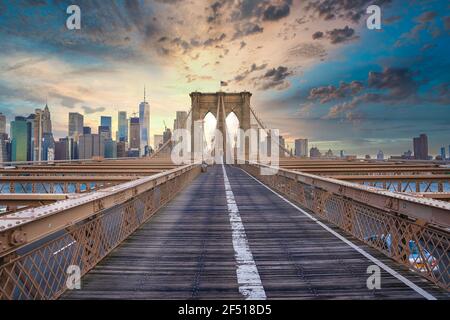 Zauberhafter Sonnenuntergang über der Brooklyn Bridge. Leere Brücke ohne Personen während der Sperre Stockfoto