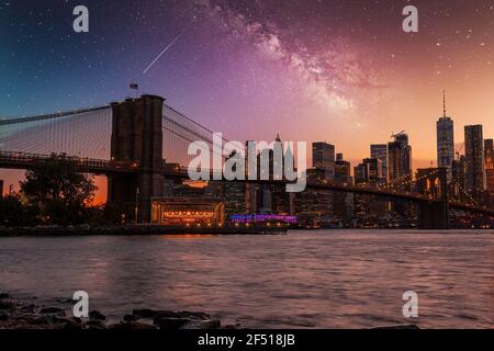 Zauberhafter Sonnenuntergang über der Brooklyn Bridge. Leere Brücke während der Sperre Stockfoto