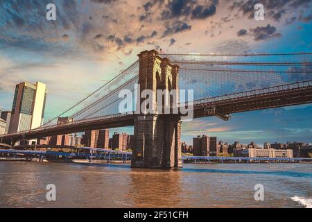 Zauberhafter Sonnenuntergang über der Brooklyn Bridge. Leere Brücke während der Sperre Stockfoto