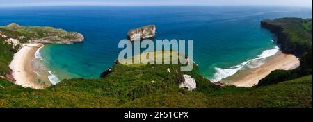 Panoramablick auf den Strand von Ballota und Andrín in Asturien Stockfoto