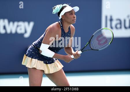 Miami Gardens, FL, USA. März 2021, 23rd. Venus Williams gegen Zarina Diyas bei den Open 2021Miami im Hard Rock Stadium am 23. März 2021 in Miami Gardens, Florida. Kredit: Mpi04/Media Punch/Alamy Live Nachrichten Stockfoto