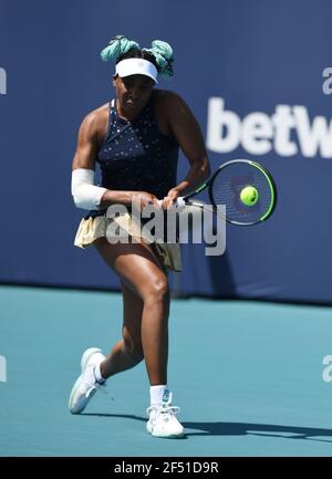 Miami Gardens, FL, USA. März 2021, 23rd. Venus Williams gegen Zarina Diyas bei den Open 2021Miami im Hard Rock Stadium am 23. März 2021 in Miami Gardens, Florida. Kredit: Mpi04/Media Punch/Alamy Live Nachrichten Stockfoto