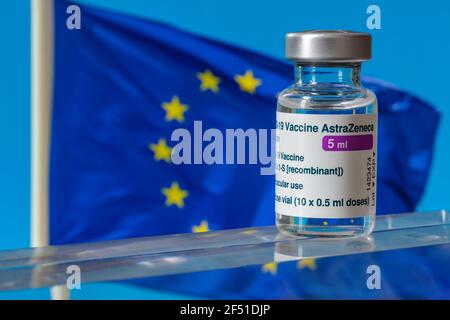 Montreal, CA - 23. März 2021: Fläschchen mit AstraZeneca Covid-19-Impfstoff vor einer europäischen Flagge Stockfoto