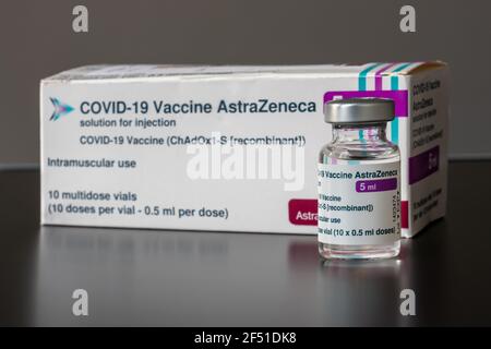 Montreal, CA - 23. März 2021: Fläschchen des Impfstoffes AstraZeneca Covid-19 vor der Impfstoffkiste Stockfoto