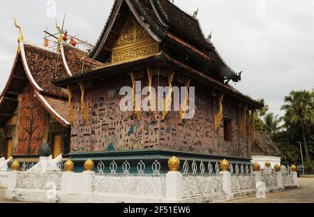 Laos: Mönche restaurieren das Kloster VAT Xieng Thong in Luang Prabang. Stockfoto