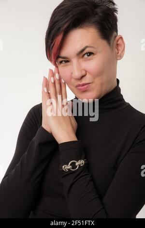 Halflength Portrait von lächelnd ziemlich junge Erwachsene Brünette isoliert auf weißem Hintergrund, Copyspace Stockfoto