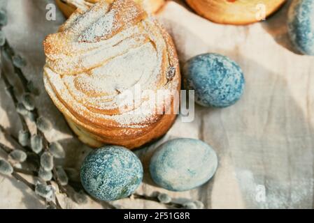 Traditionelle Cupcake Osterkuchen Kraffin mit Rosinen auf dunklem Holz Hintergrund. Hausgemachte Kuchen Cruffin mit kandierten Früchten. Natürlich Eier mit bemalt Stockfoto