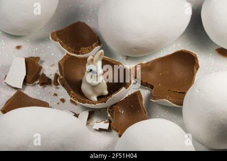 Weißes Kaninchen In Schokolade Süßigkeiten Ostern Eierschalen Stockfoto